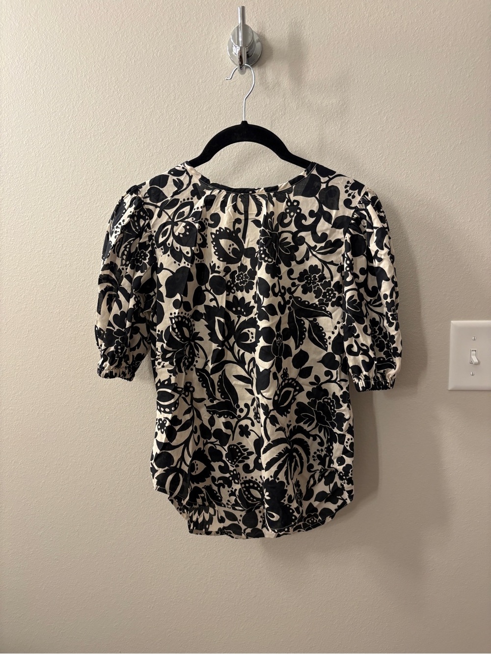 Ann Taylor Black & Cream Floral Puff Sleeve Blouse